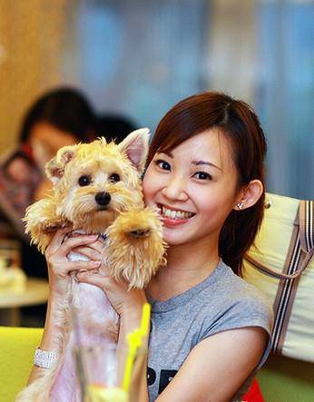 凤凰卫视美女主持人竹幼婷,还是那么漂亮!散发出独特的气质