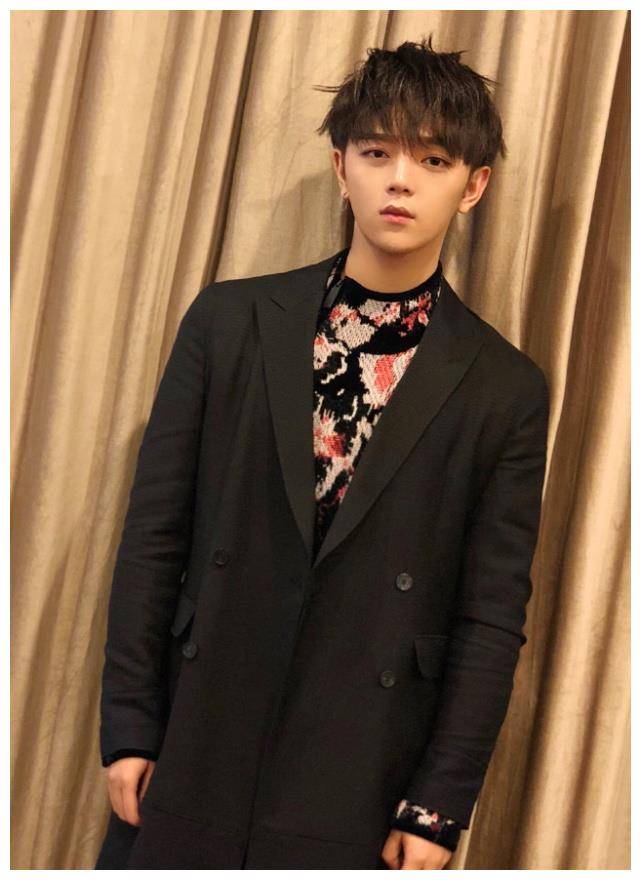 原创娱乐圈的一股清流邓智元穿白衬衫白短裤满满的少年感