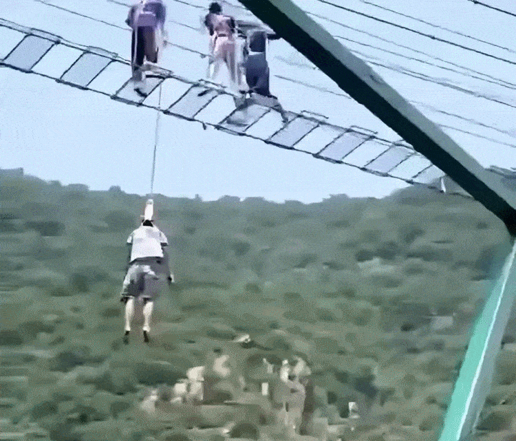 一天两起步步惊心吊桥事故1死1伤，为什么安全绳没保住安全？