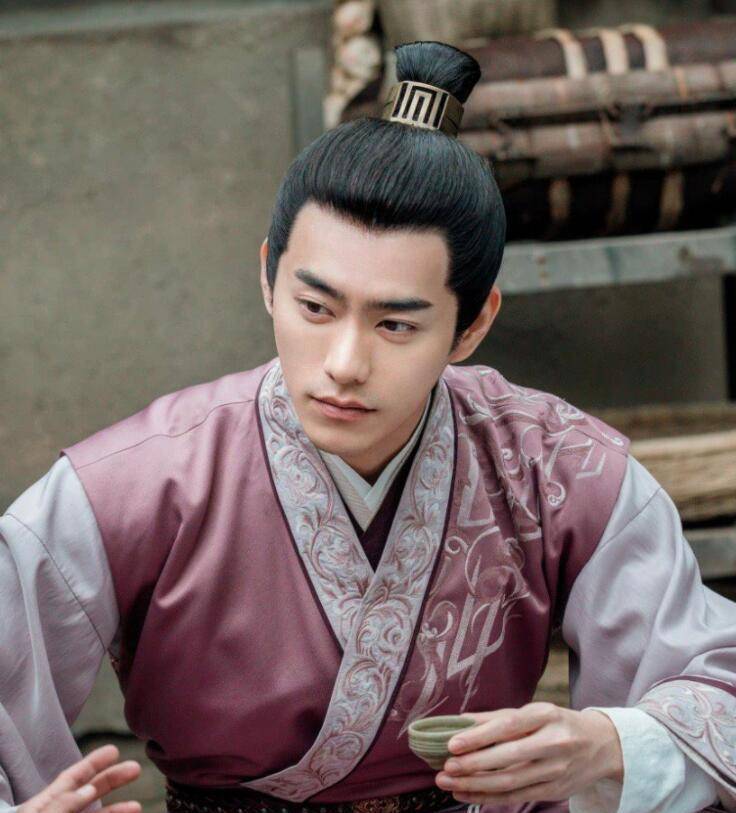 在影版《花千骨》之前,李程彬还和陈都灵合作过电视剧《求婚大作战》