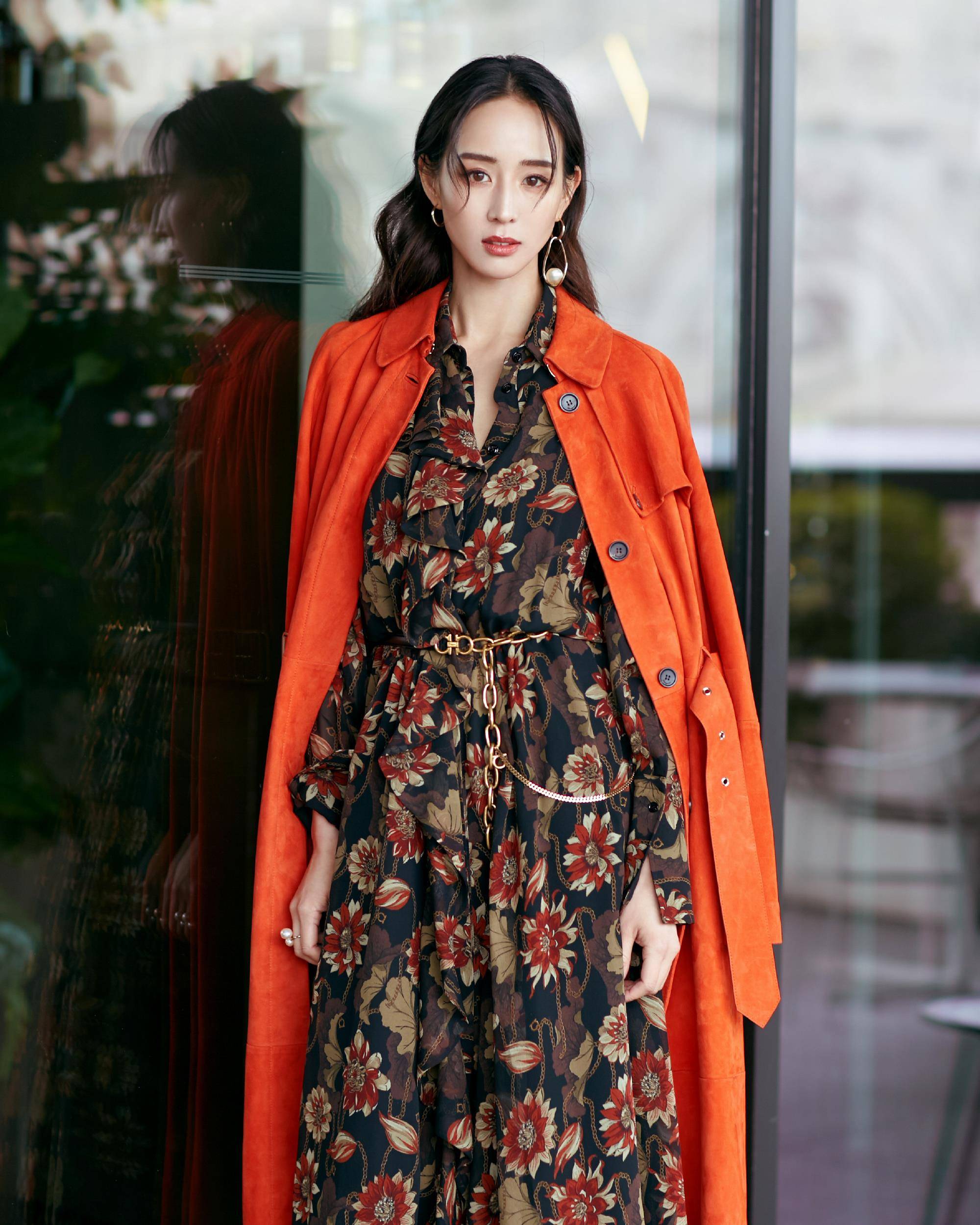 原创张钧甯真招摇硬塞小号深v裙勒出蜜桃身材怕展露还拿东西挡