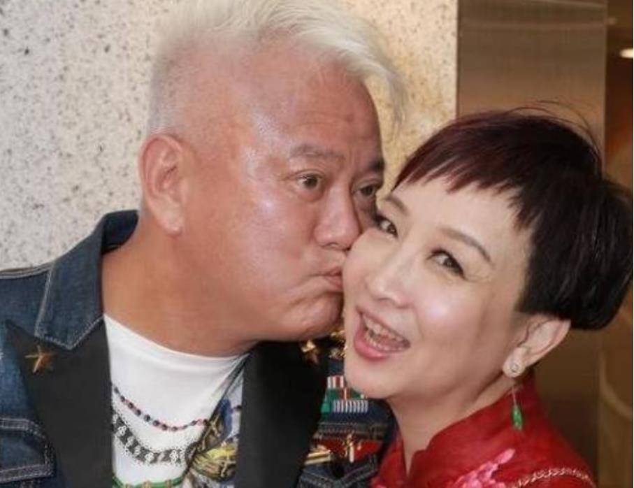 并没多大起色,好在上天对他不薄,让他遇上了爱情,这个人就是黄杏秀