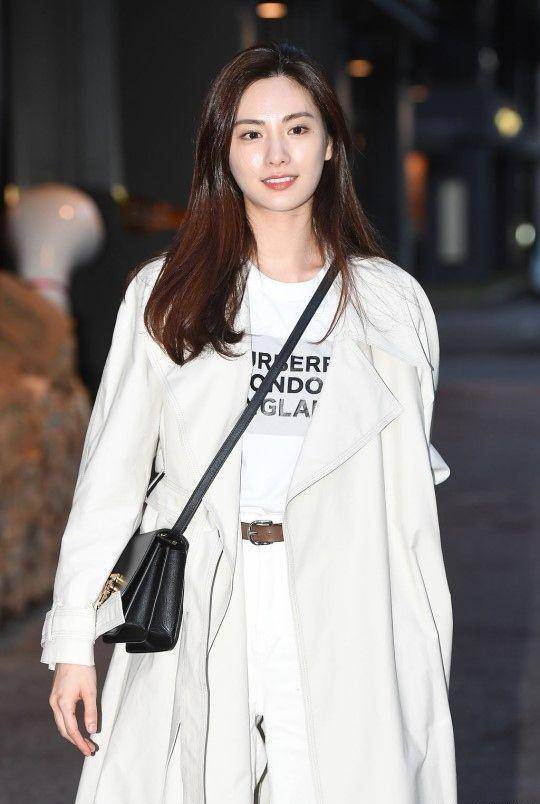 林珍娜这一身非常值得借鉴,春季出门,林珍娜身着一件纯净大方的白色