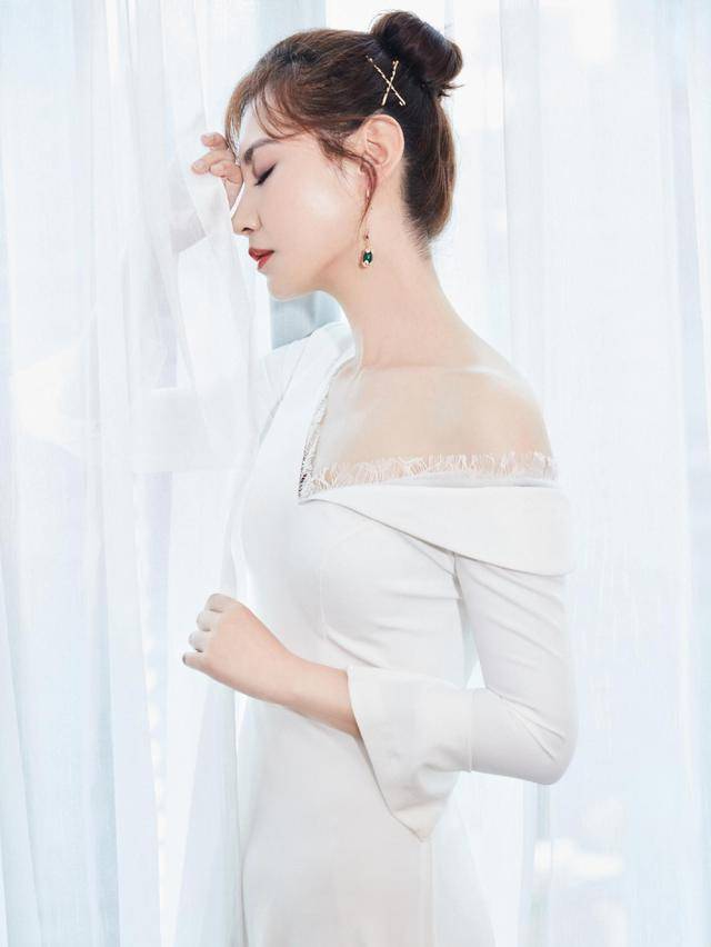 杨雪一字肩礼服大秀性感曲线,撞脸"大宝贝",网友大呼不能比_西装_的