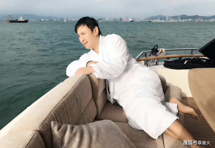 沈腾变瘦颜值回升 亲姐姐惊喜露面长相神似