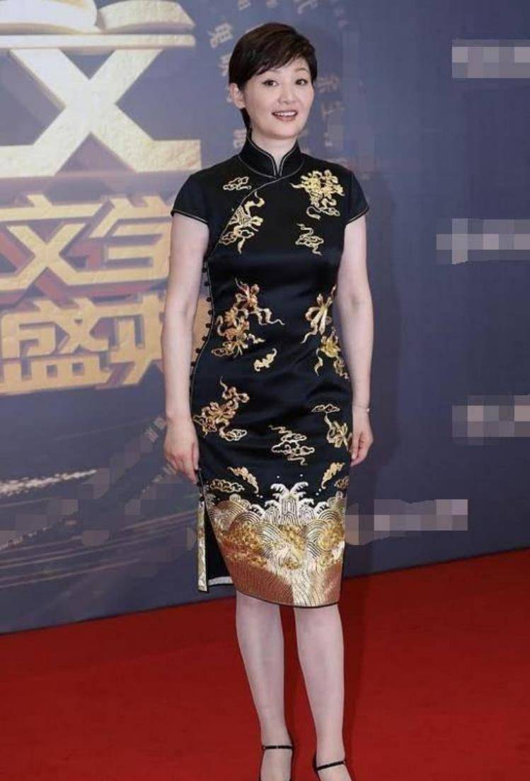 原创53岁徐帆真豁得出为时尚硬塞进小一号旗袍身体发福也难挡时尚