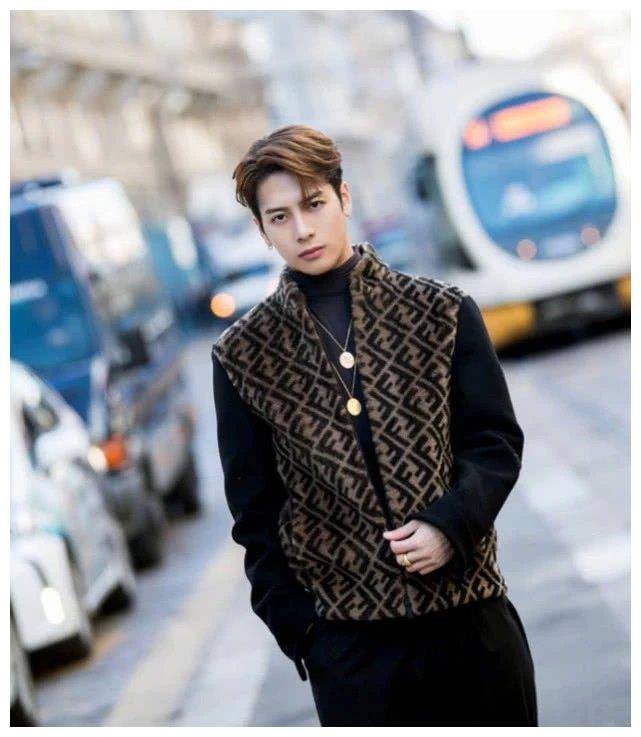 王嘉尔穿上了大红色的运动裤,不仅不俗,还很嘻哈街头风呢!