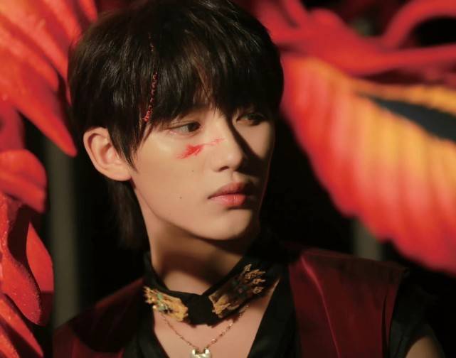 丁程鑫北电期末大合照曝光站在角落也引人注目颜值好出众