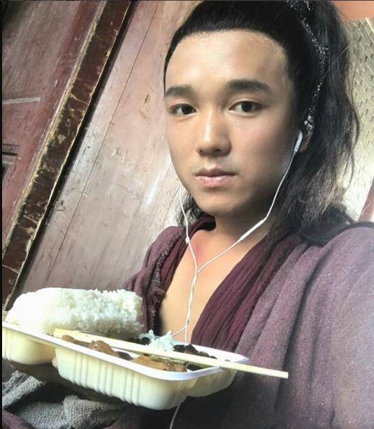 初中时就模仿周星驰,一直跑龙套,终于在《九叔归来》中备受关注_曹忆