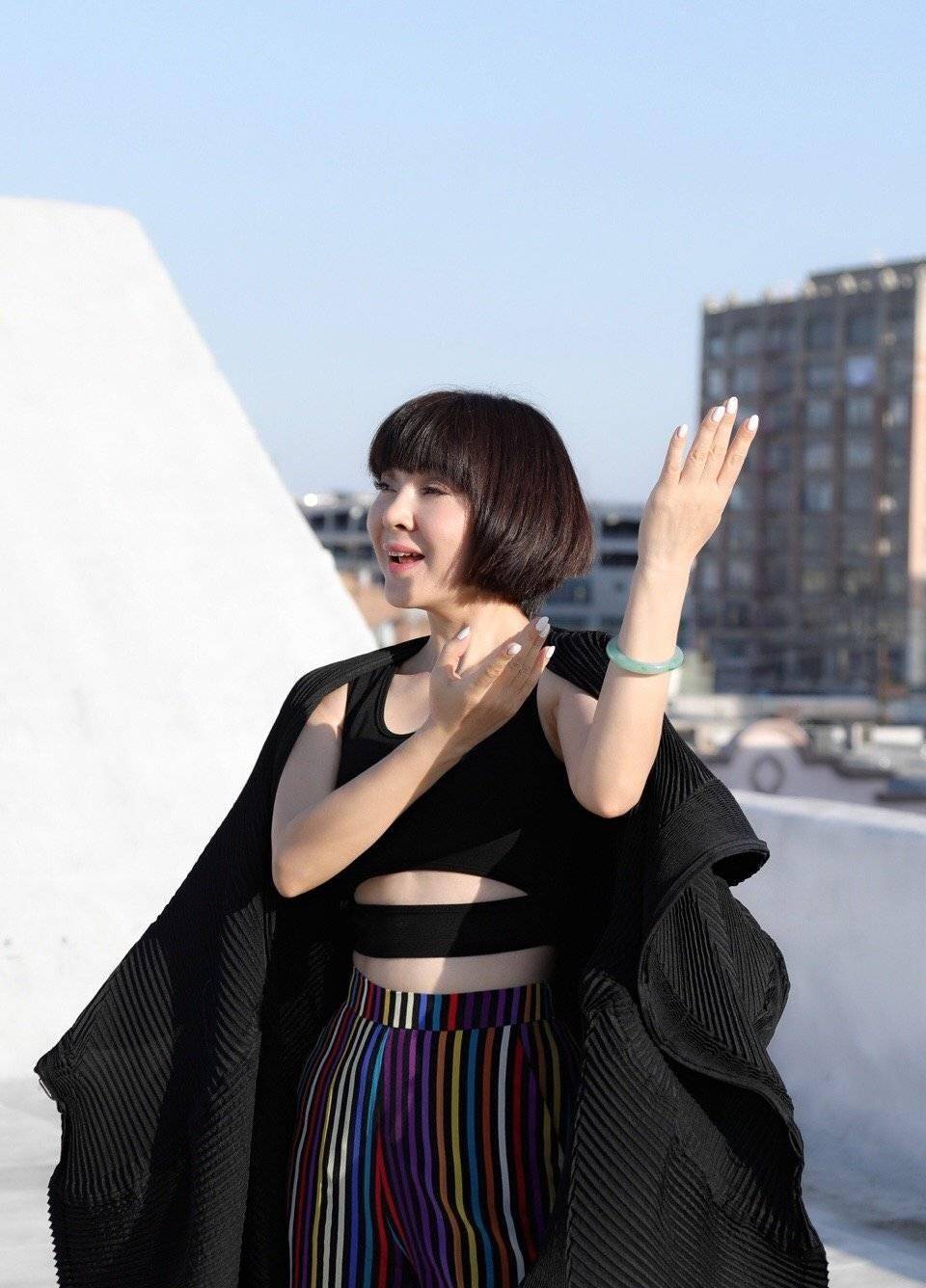 原创52岁陈红身材真好穿无袖露脐装配条纹阔腿裤小蛮腰太惊艳