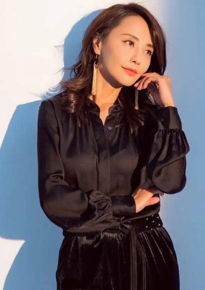原创马雅舒如今穿搭真惊艳t恤搭短裙时髦有气质身材好过刘诗诗