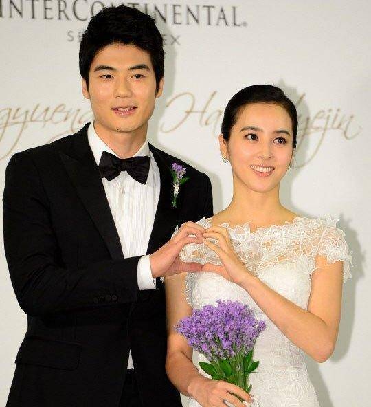 韩惠珍晒庆生照美貌引热议40岁少女感满满与国足奇诚庸已婚7年_比赛