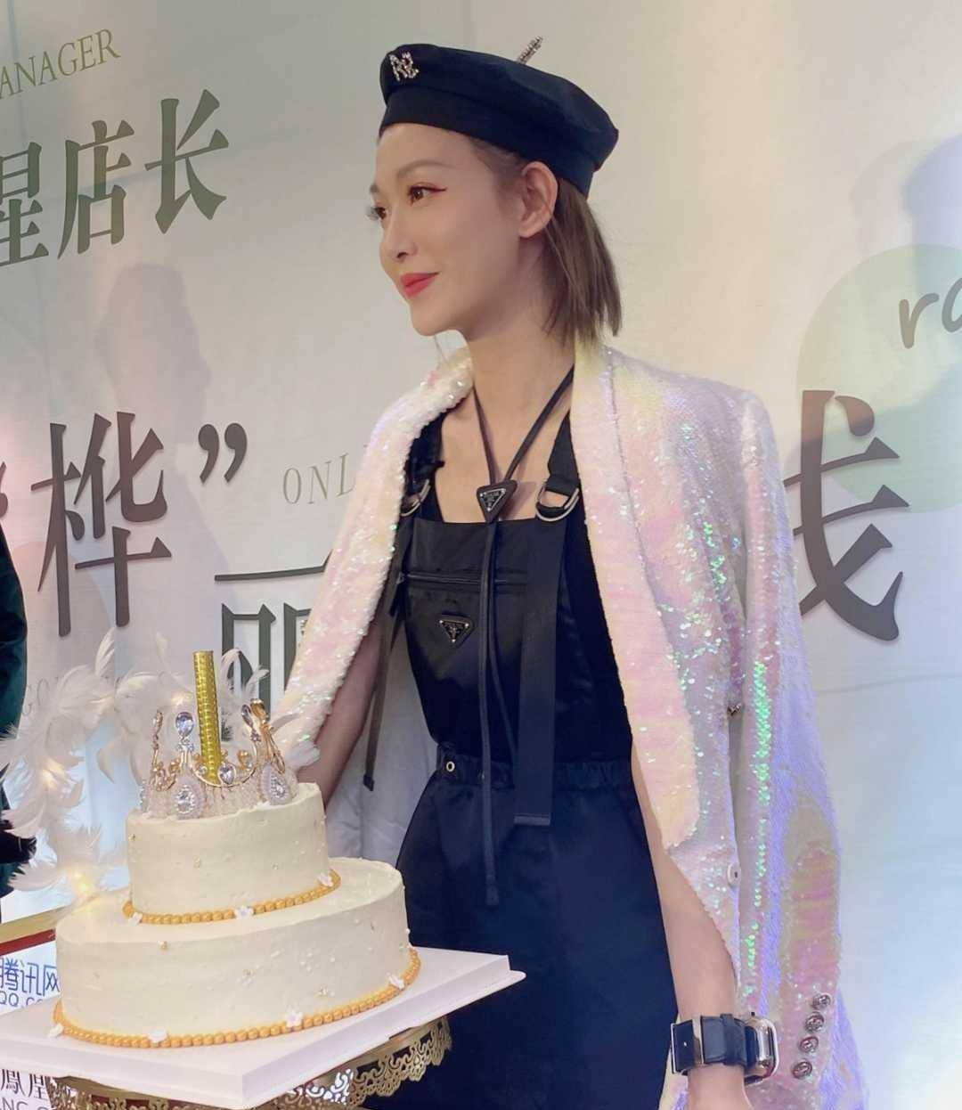 原创李彩桦分手后更年轻背带裙配亮片西装气质减龄剪短发好洋气