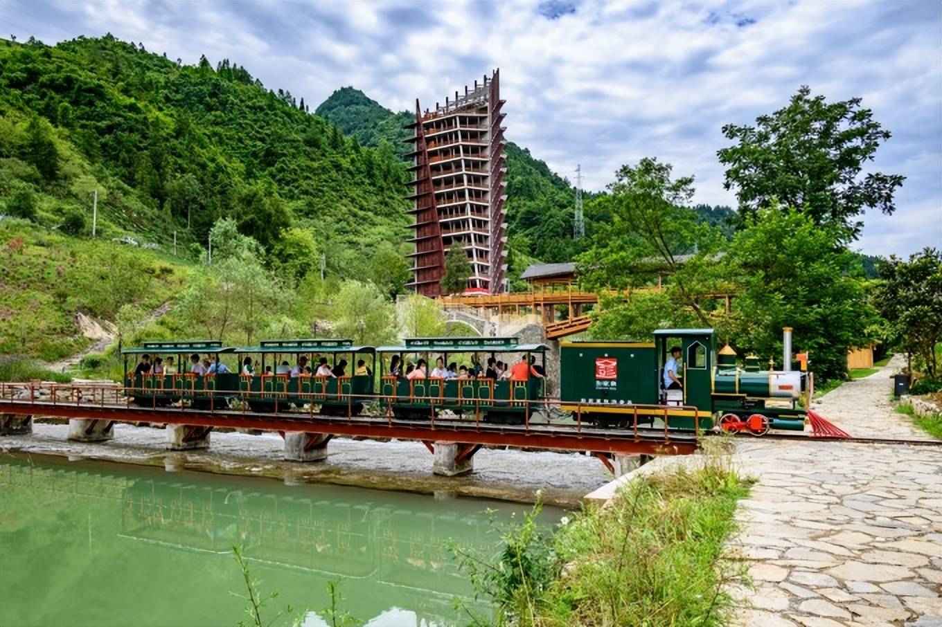 原创穿山越岭去避暑在恩施彭家寨遇见百年吊脚楼群