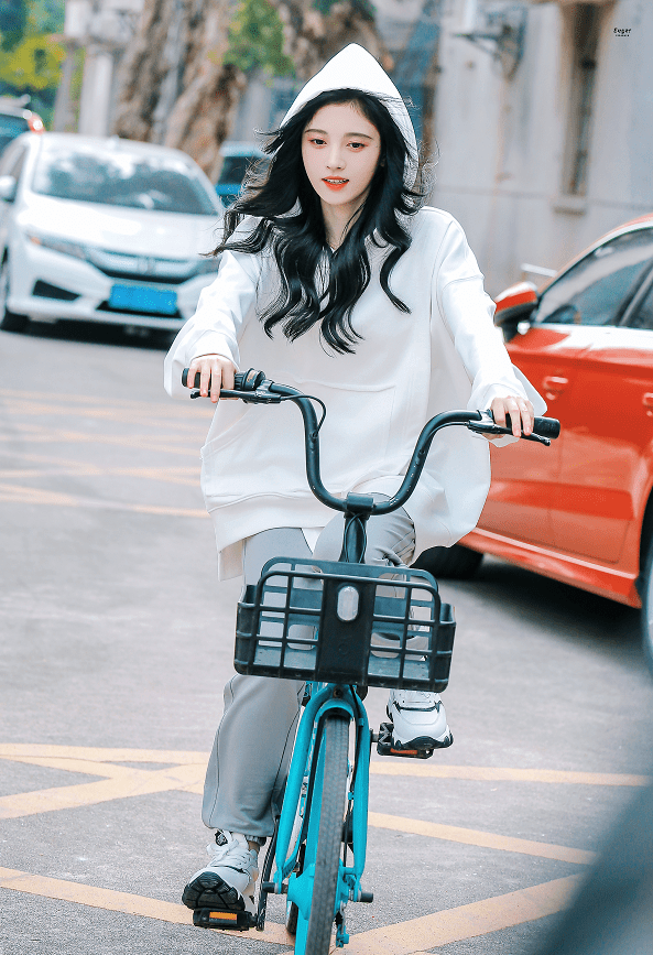 鞠婧祎凹完直角肩,又学00穿童装秀腰,路人镜头下身材过于真实