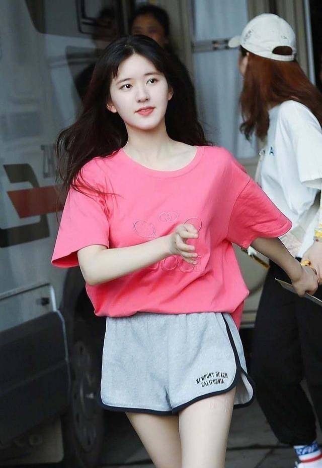 原创赵露思私服太好看了吧粉色t恤配灰色运动短裤难掩少女魅力