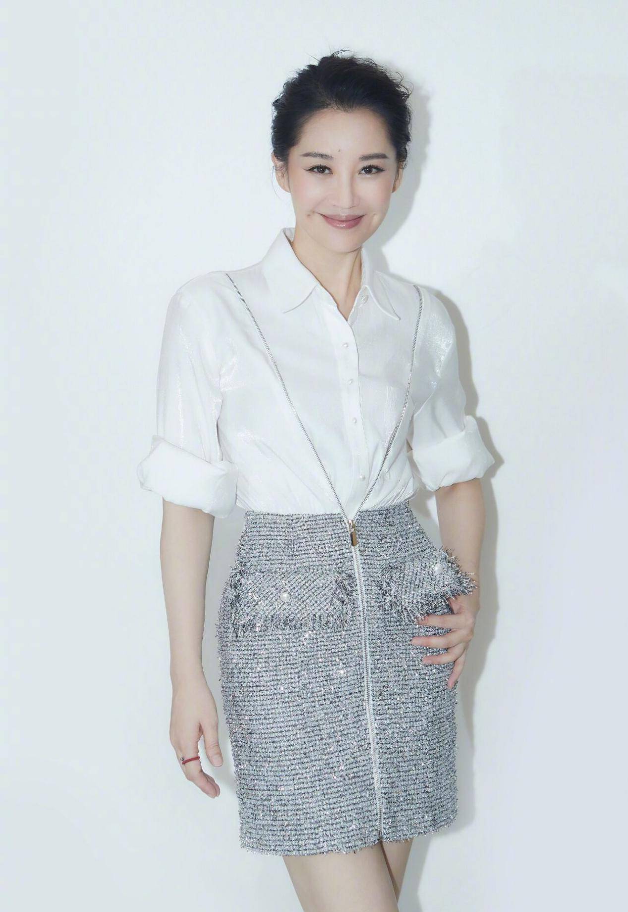 某次许晴参加活动,选择了图中这件黑色时尚长裙,裙身长度直至拖地