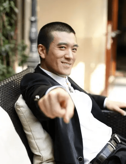 到了2006年时,杨子的父亲卸任,正式将巨力集团董事长和总裁的位子交到