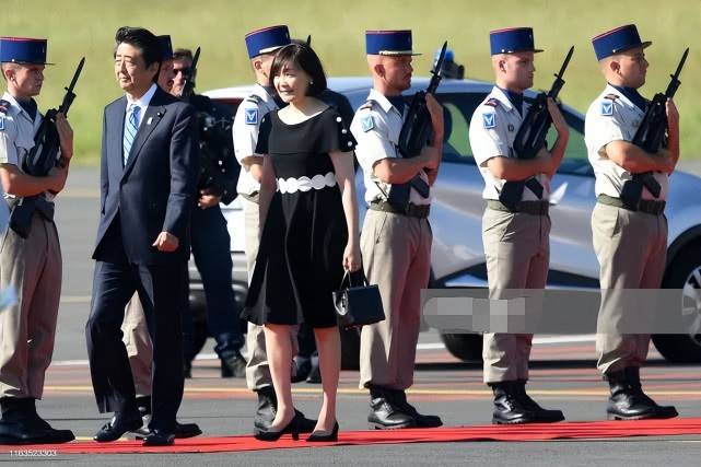 原创60岁安倍昭惠老不少挑大梁送走丈夫又遭车祸前几年穿搭多精神