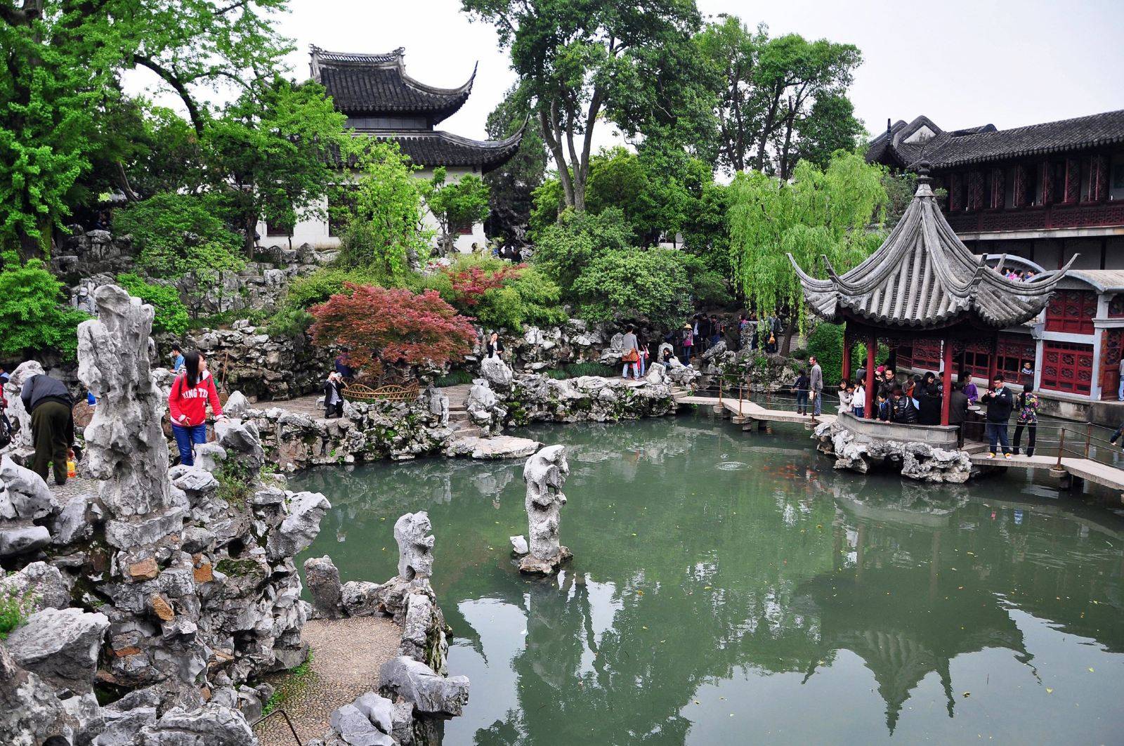 苏州的寺庙园林，亭台水榭精致漂亮，园内石峰状如狮子，值得一去
