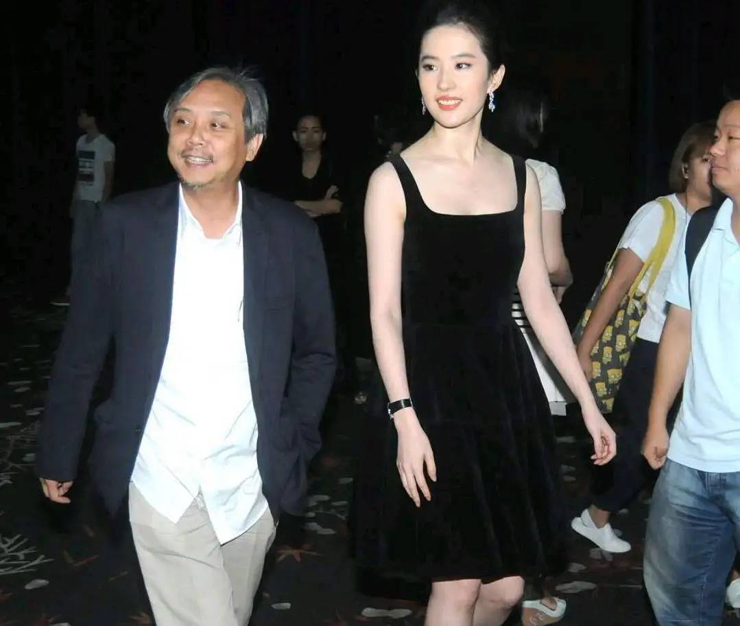 俗话说"师父领进门修行在个人",虽然刘亦菲的星途路上,陈金飞帮助了不