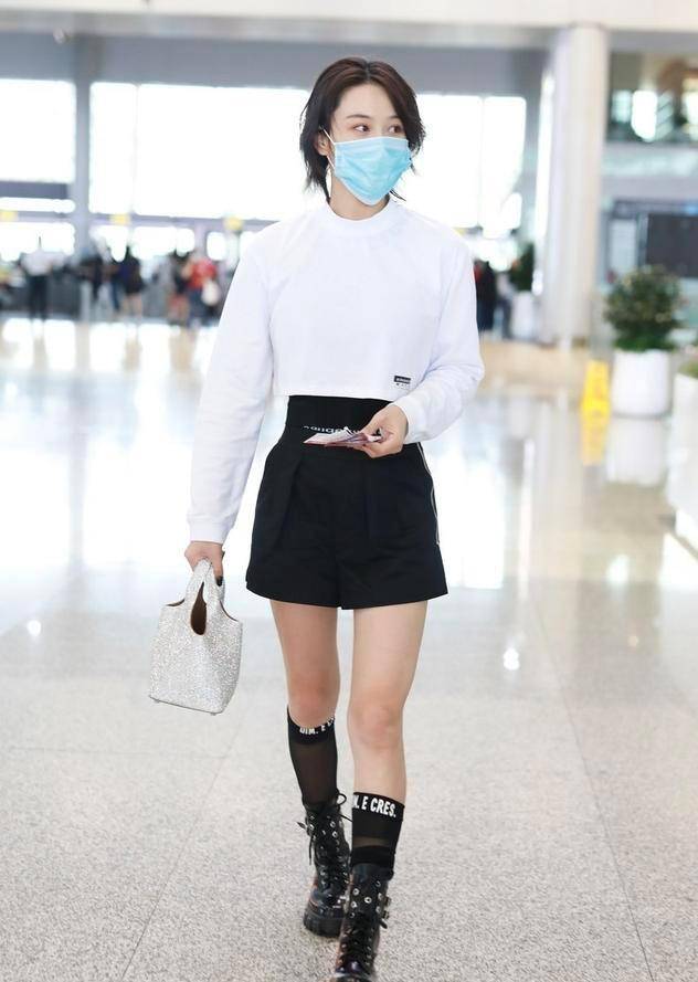 张馨予通过宽松的廓形白衣营造出了有层次的视觉感,收腰的短裤设计更