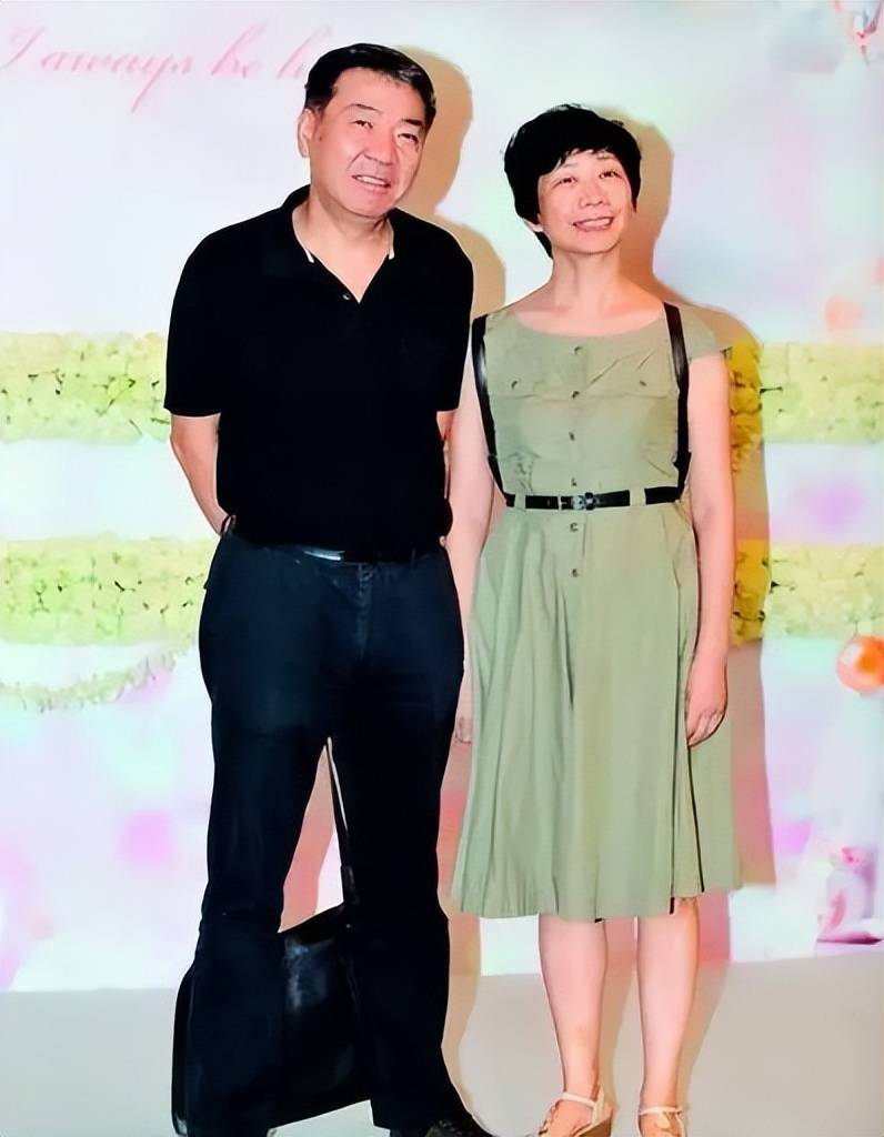 原创名导郑晓龙40岁才结婚为工作与妻子异国分居多年有痛有泪