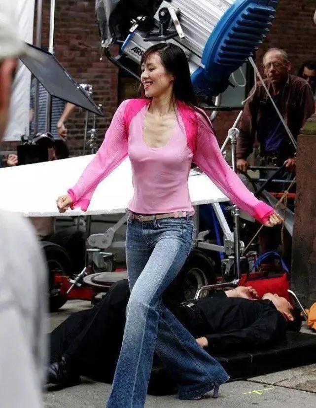 原创章子怡27岁旧照曝光粉色上衣配牛仔裤少女感满满影后气质未见