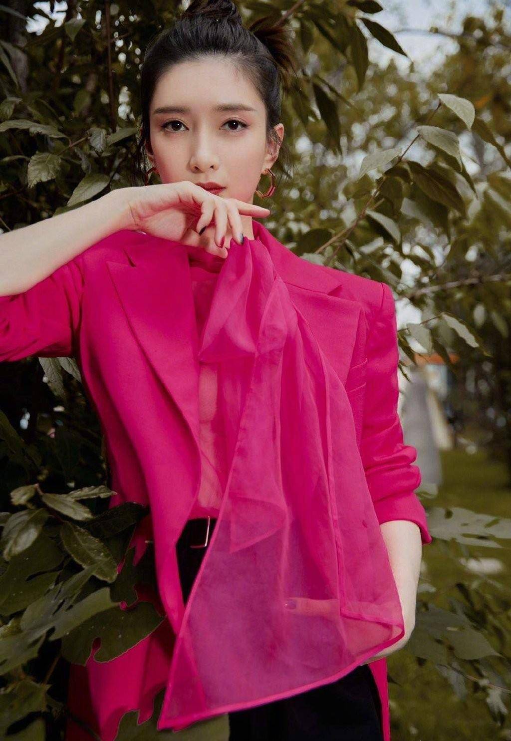 原创江疏影气质不凡土味玫红色西装穿得干练霸气一般人真hold不住