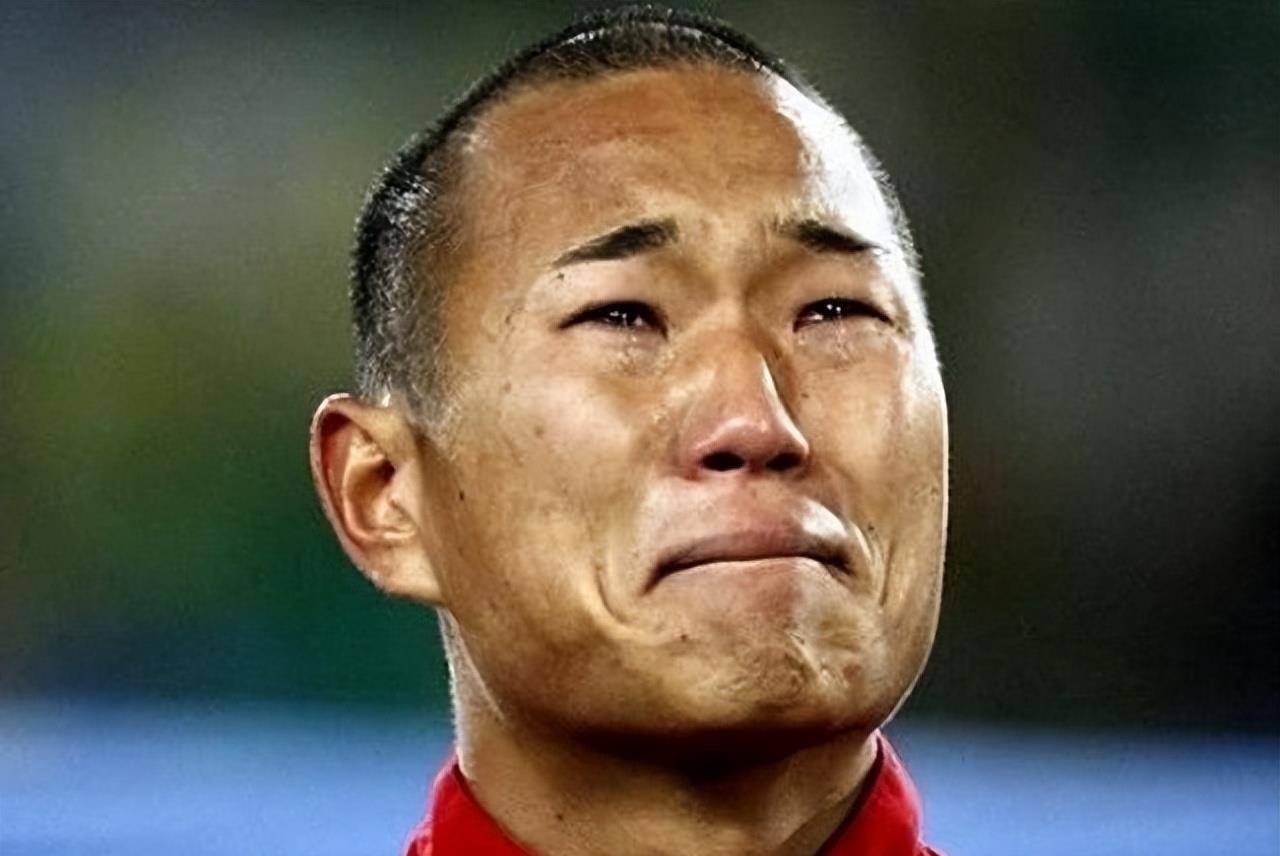 少年热爱足球,人生经历很复杂.