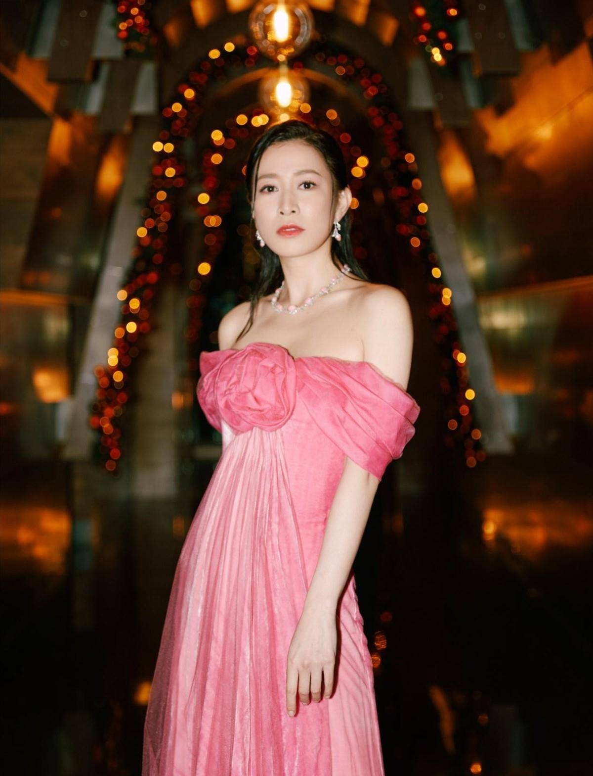 原创佘诗曼身材凹凸有致一袭白裙显得气质更好自然脸就是抗老