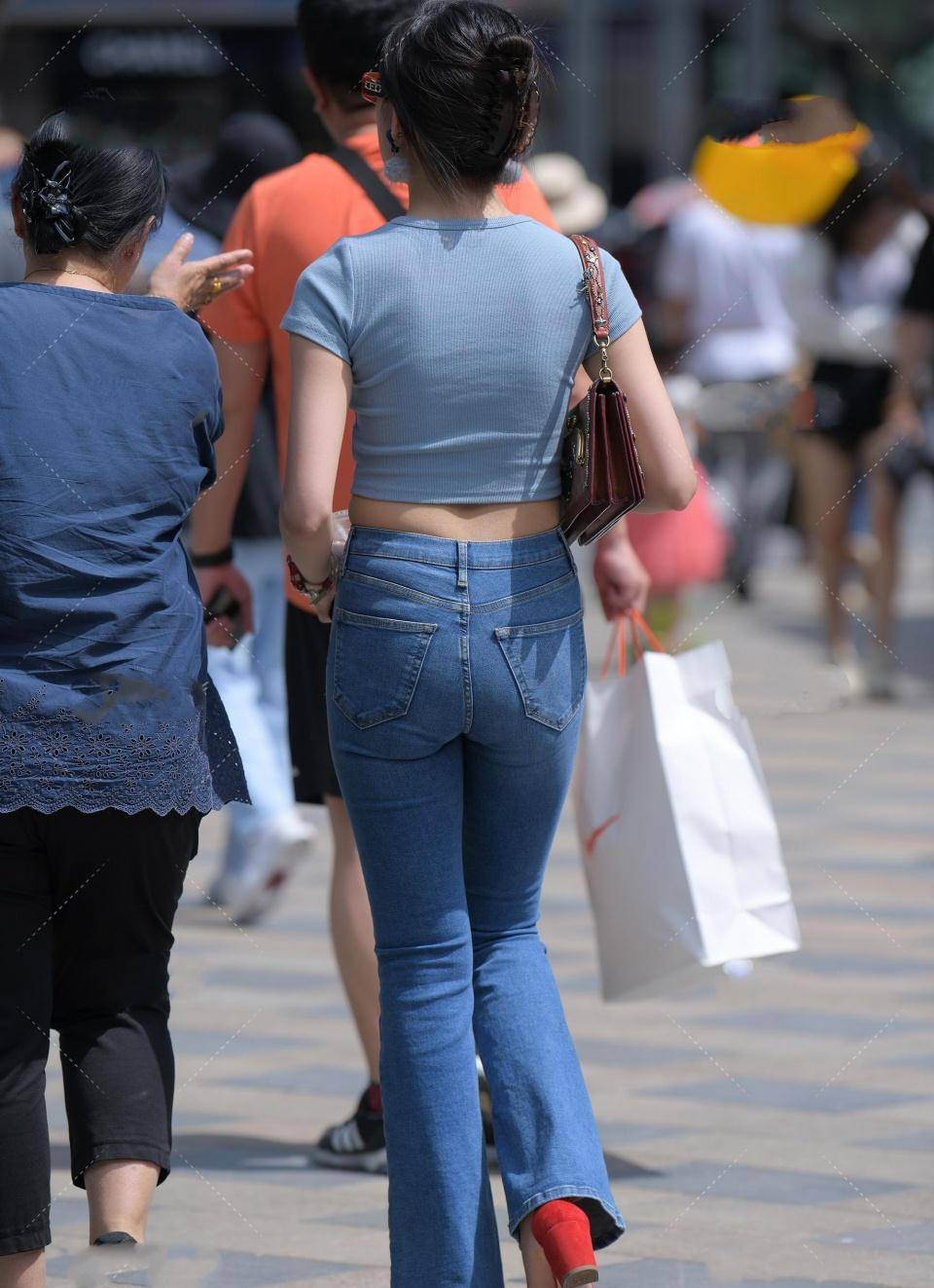 原创美女街拍清新迷人的80后完美展现成时尚女性的气质