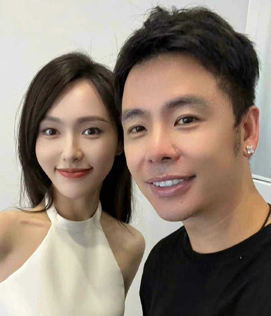 唐嫣与化妆师合影近照曝光对镜抿嘴微笑气质甜美