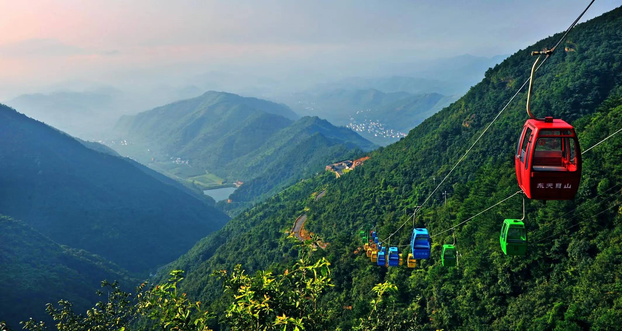 浙江夏季很适合避暑的山，有奇岩怪石之险，有流泉飞瀑之胜