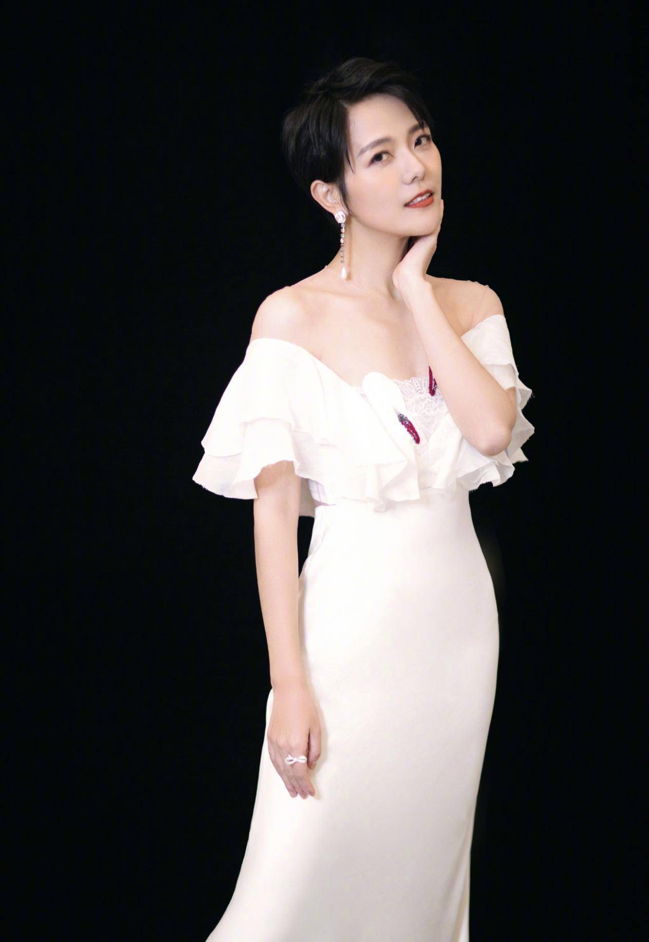 原创汪涵妻子杨乐乐身材真好一袭滑溜裙曲线迷人不像当妈的人