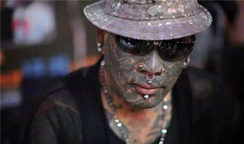 中国纹身第一人:曾吓哭小女孩,身份证难换,父母也不愿再见他_刘新民