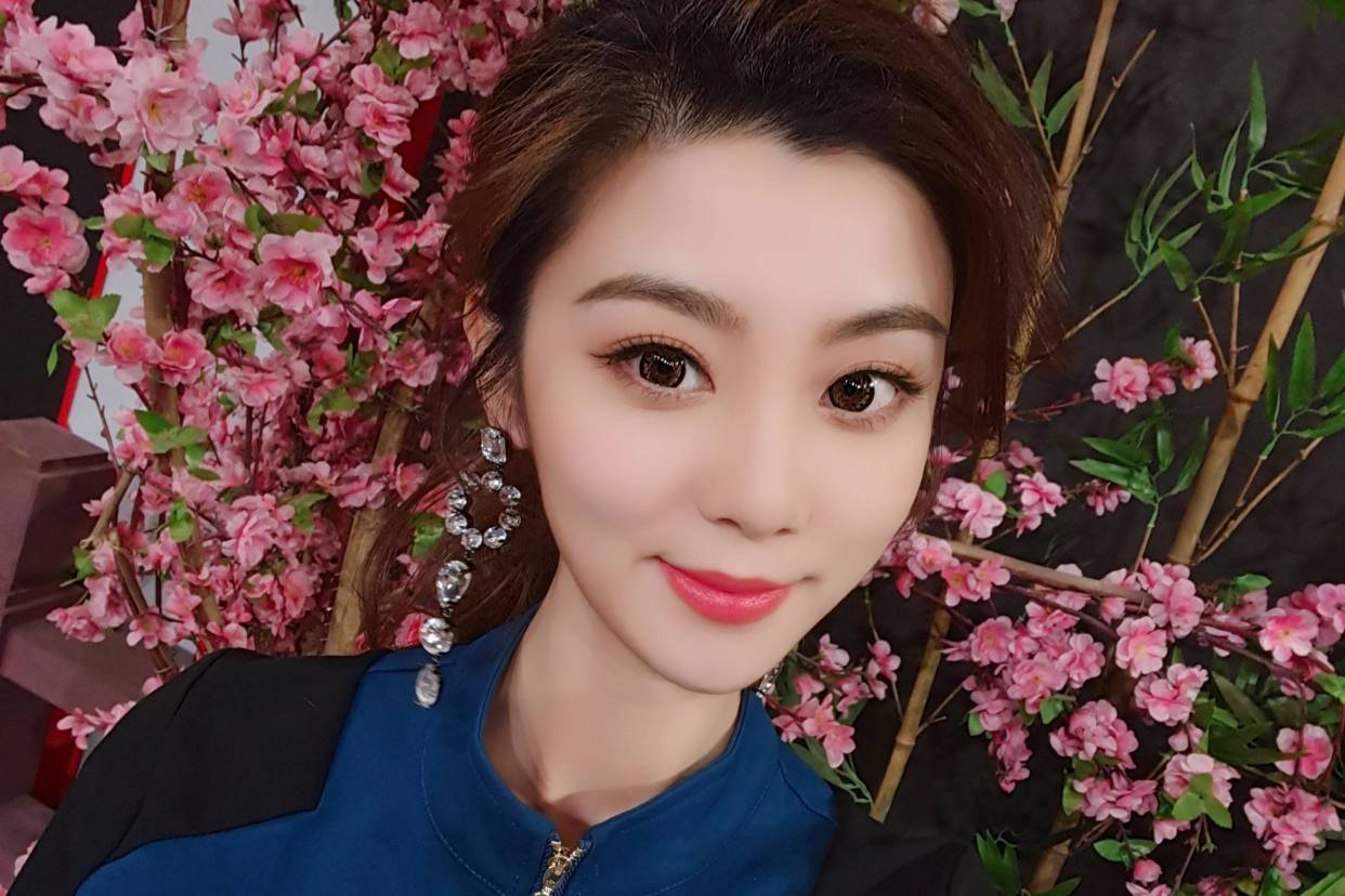 王牌女郎费费原名是啥?