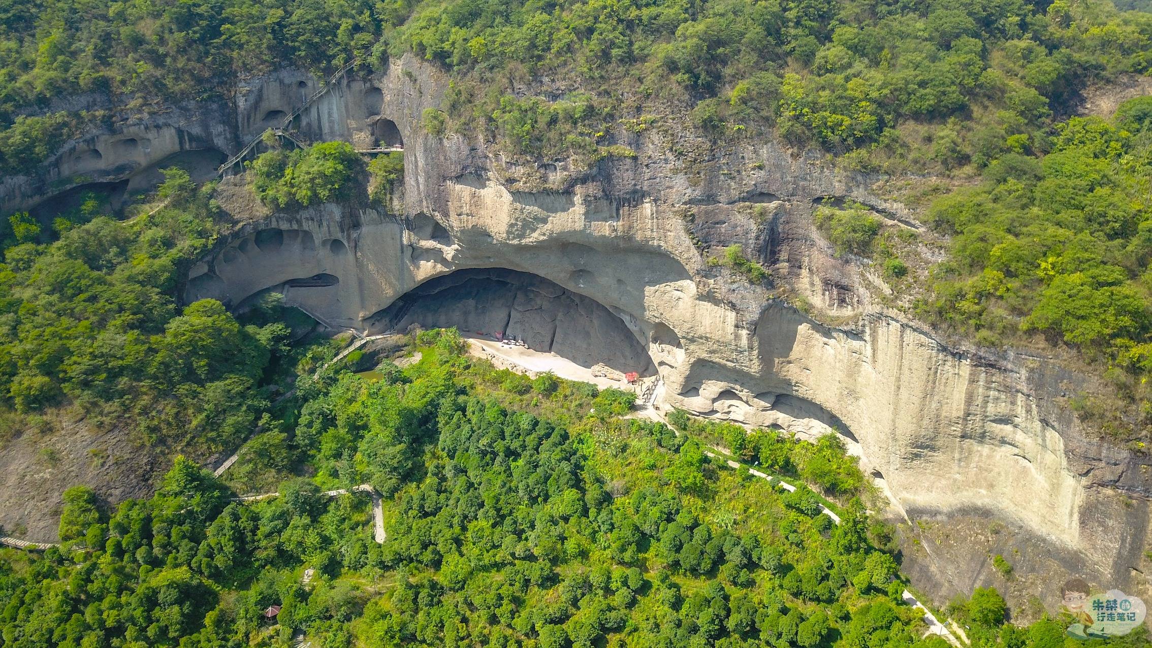 安徽著名石窟奇观，距今一亿六千万年，堪称“挂在悬崖上的地质史书”