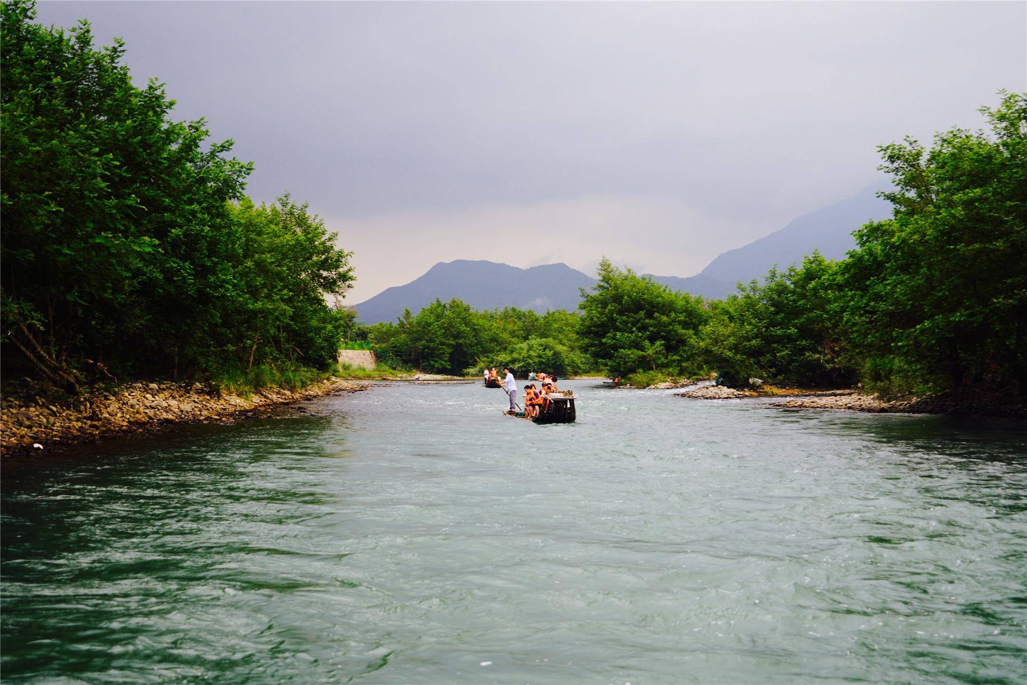 温州楠溪江如诗如画,坐竹筏顺水漂,清凉一夏,浙江夏日避暑胜地_浅滩