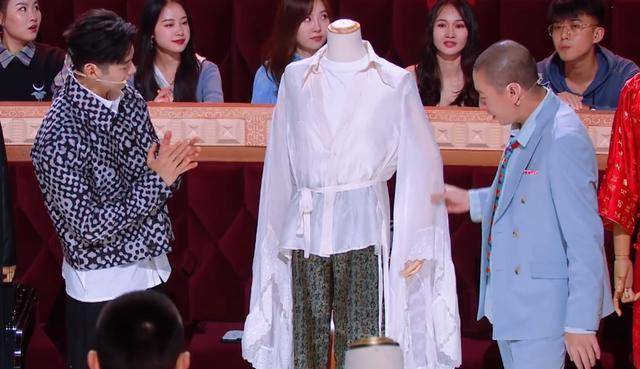 薛之谦反穿旗袍获金星赞赏,但论高级,还是戴军老师!_梁龙_摇滚乐_老薛