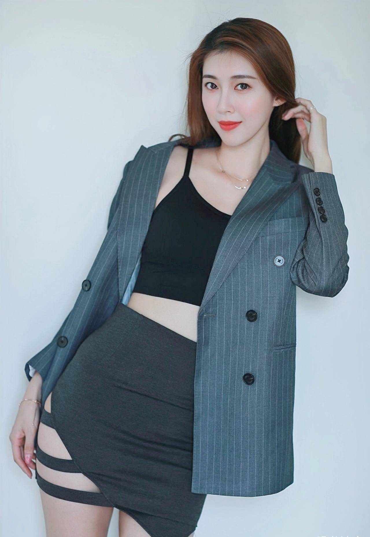 时尚的超短裙搭配一件西装外套,让美女模特既显时尚又添气质_镂空
