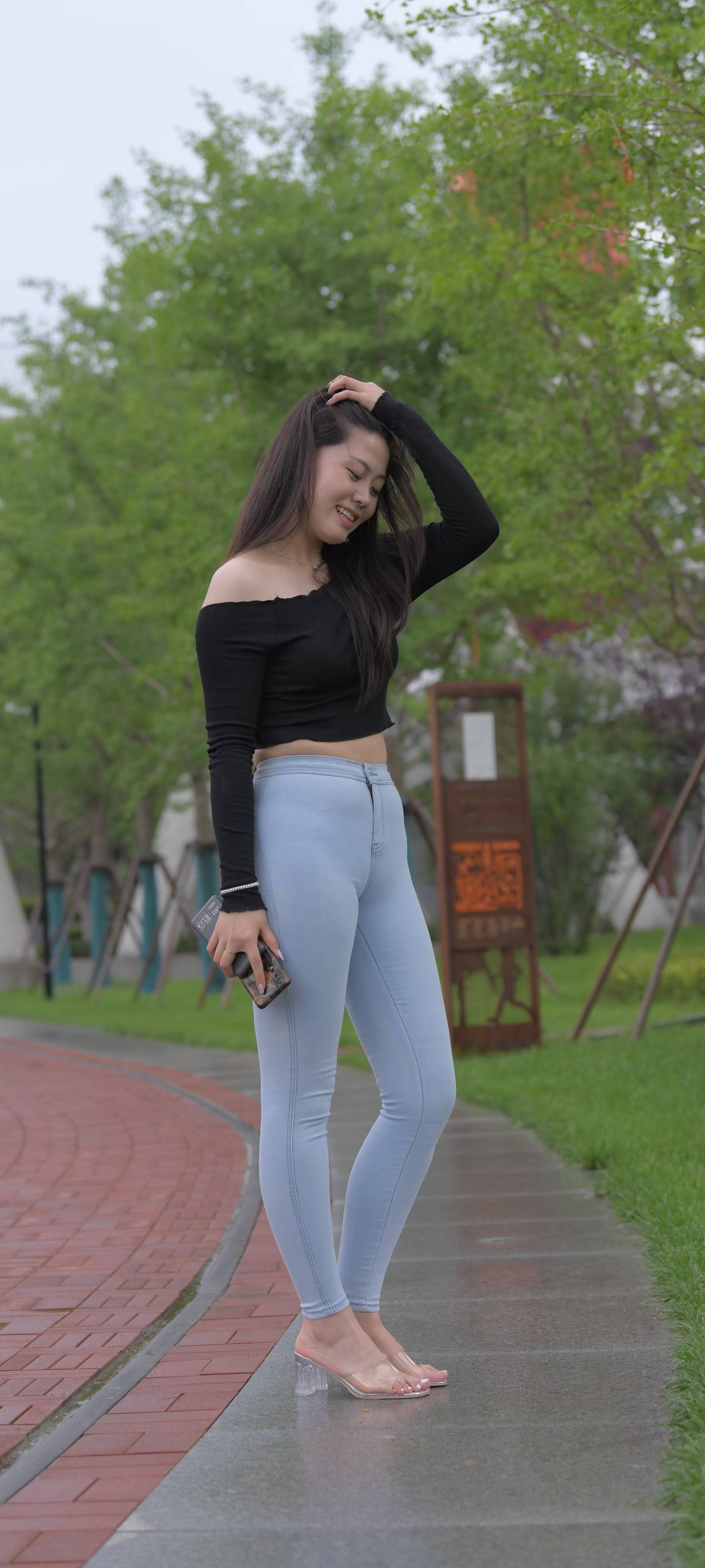 原创黑色一字肩搭配浅蓝色紧身牛仔裤微胖的熟龄小姐姐照样魅力四射