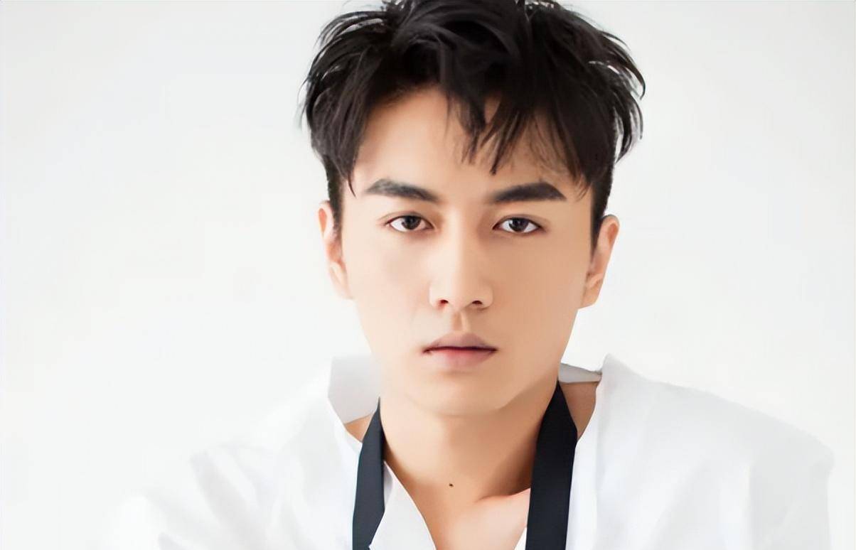 原创陈晓剧组带娃打球5岁星星罕露正脸神似爸爸母亲动态惹争议