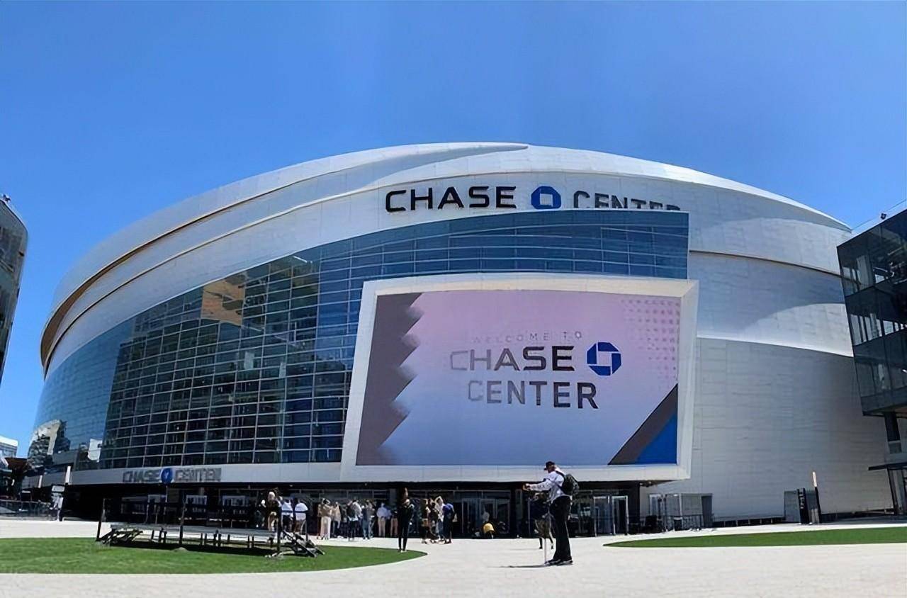 告别破败的布拉德利中心,密尔沃基雄鹿队现已搬进新球场fiserv论坛