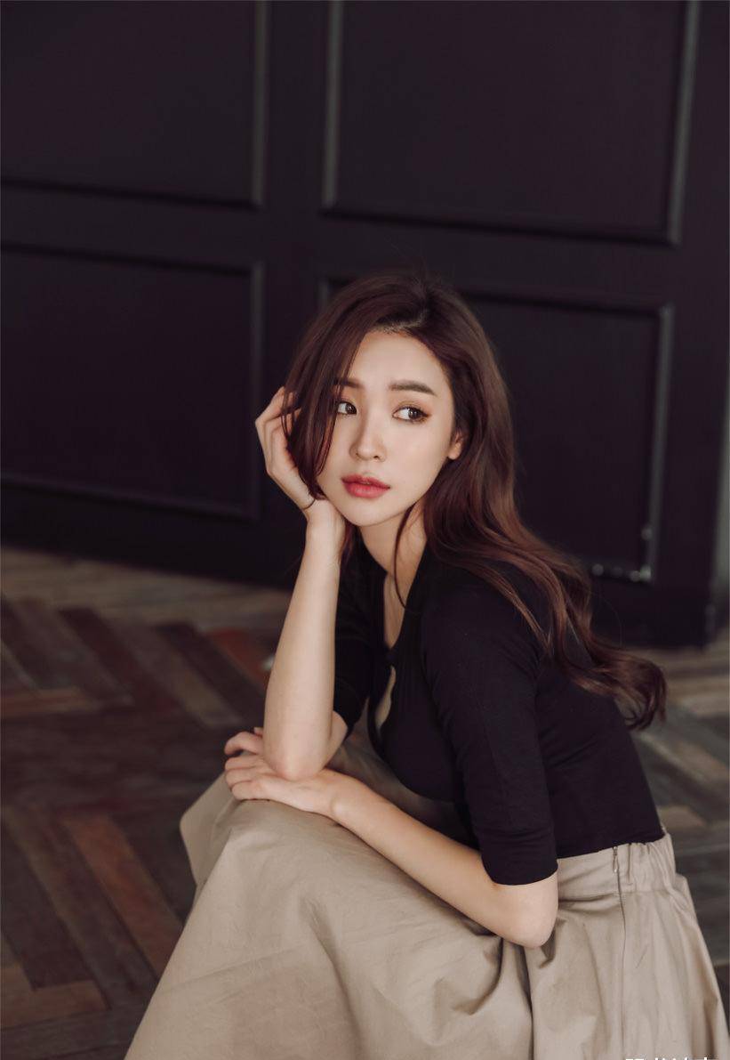 原创气质出众的美女或许没有惹眼的穿搭但看着就是很养眼