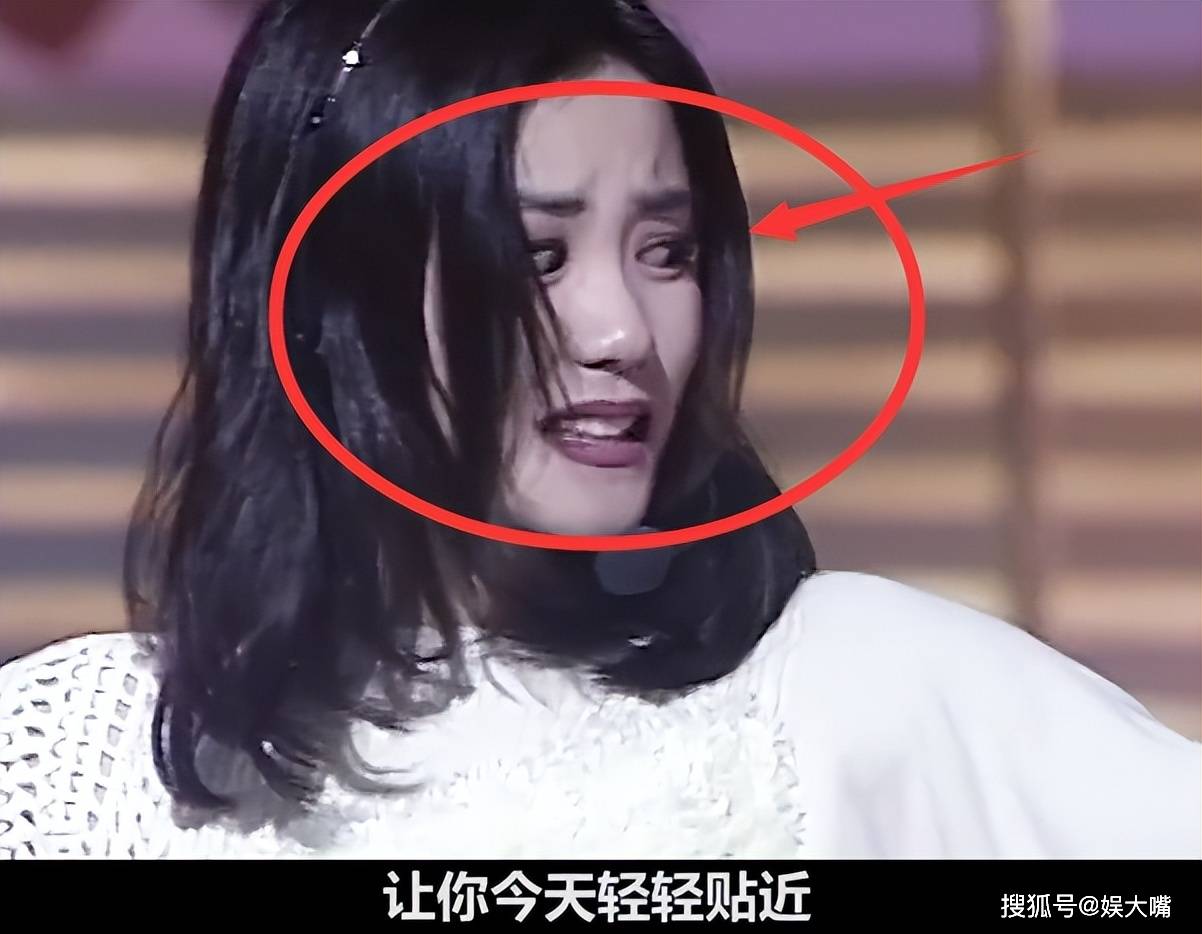 王菲唱走音了!早年双手伸蜜蜂箱唱歌,一脸惊恐唱错词还害羞
