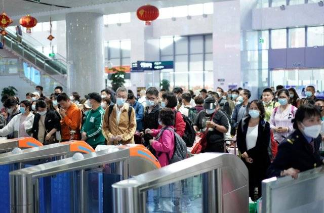 云南铁路暑运单日发送旅客32.4万人次，创历年暑运新纪录！