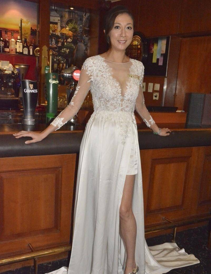 原创吴绮莉终于惊艳一回穿白色深v连衣裙秀好身材不愧是港姐