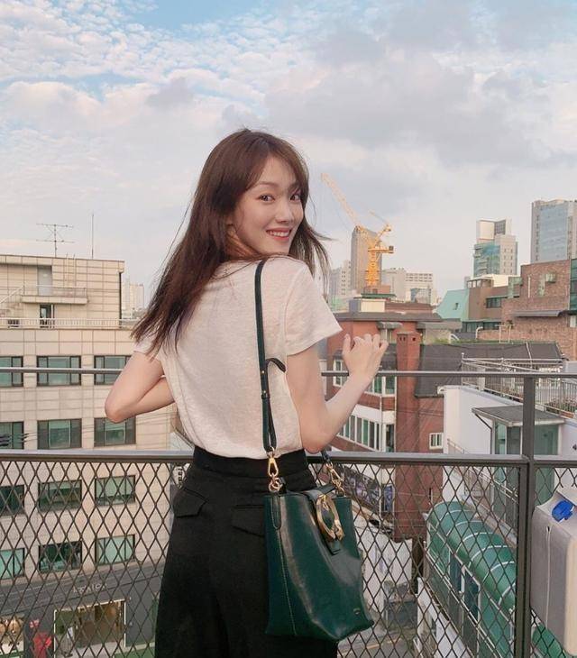 李圣经身材居然这么好,黑色背心配紧身牛仔裤,秀出逆天大长腿_造型