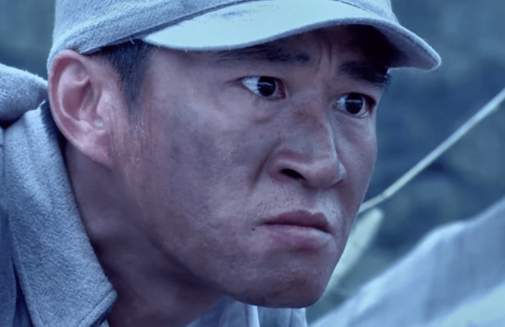 原创戏骨李嘉明在田间吃饭馒头配西红柿直呼这比剧组的伙食好